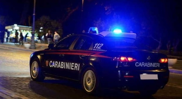 Banda di ladri forza posto di blocco: carabiniere rischia di essere travolto