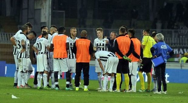 Ascoli-Pro Vercelli finisce 0-1 Autogol di Addae, Petrone contestato