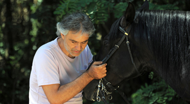 Paura per Andrea Bocelli: "Il cavallo si è impennato". Lui sui social: "Sto bene"