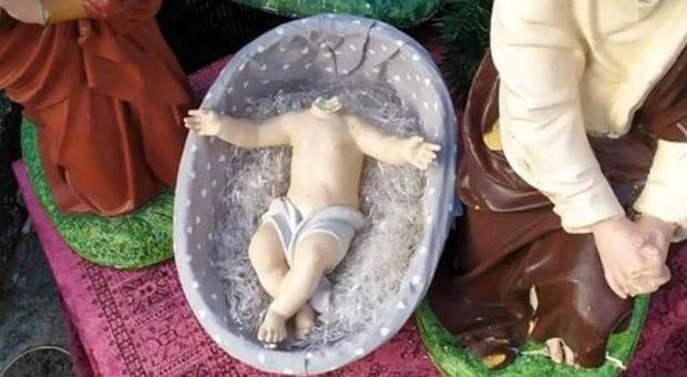 Oltraggio al Gesù Bambino: vandali lo decapitano, la testa ritrovata al cimitero