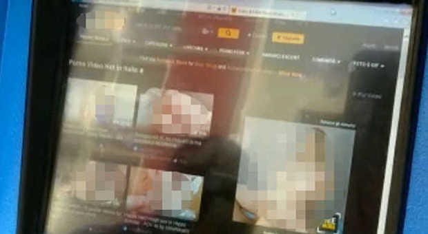 Attacco hacker alla biglietteria automatica, sullo schermo appare l'homepage di un sito porno