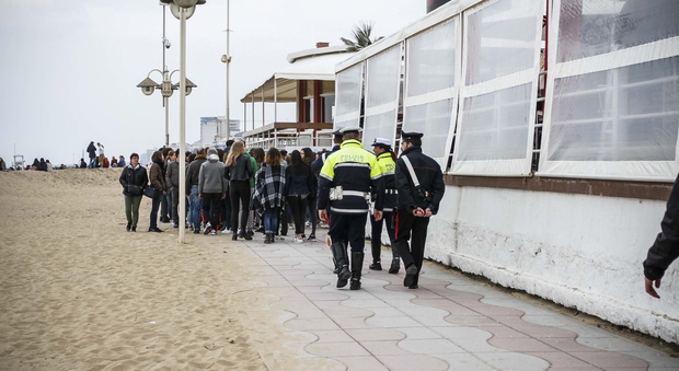 Turista aggredito in spiaggia perché si rifiuta di comprare la dose di droga