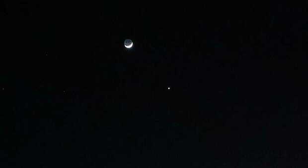Luna, Giove e Venere allineati, spettacolo mozzafiato nel cielo del Salento: ecco perché. La foto