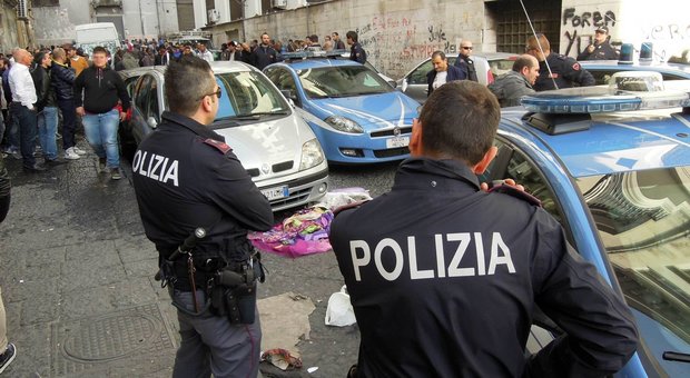 Napoli, rissa tra immigrati a bottigliate a Porta Nolana: poliziotti circondati
