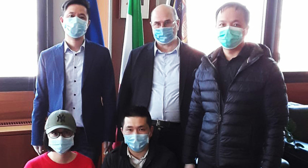 Fabio Bui con Fu Jianbin e altri esponenti dell'associazione baristi cinesi padovani
