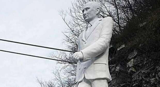 Putin, la statua a Vagli di Sotto diventa un caso. I cittadini: «Demolitela e toglietela dal parco»