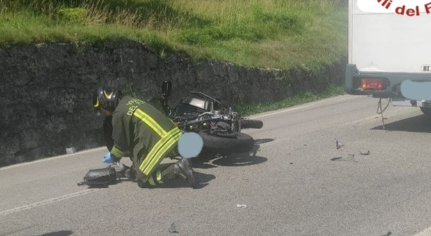 Incidente fra camper e moto, due morti a Feltre: chiusa la regionale e diasgi per il traffico