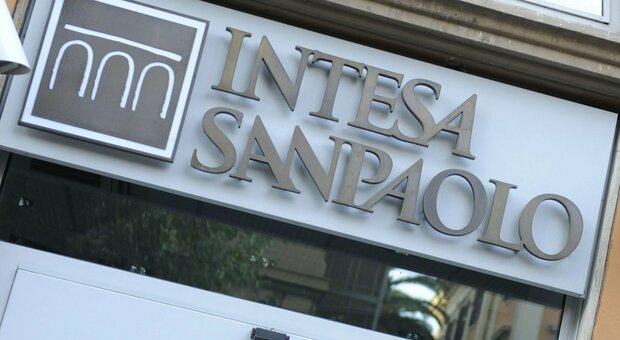Intesa Sanpaolo, bonus da 500 euro ai dipendenti nella mensilità di dicembre: «Contro il caro prezzi»