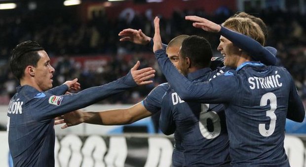 Il Napoli batte il Genoa 2-1 e resta terzo Doppietta di Higuain, rabbia rossoblu