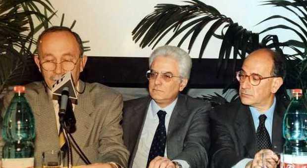Nella foto è con Andrea Ferroni: è la campagna elettorale del 2001