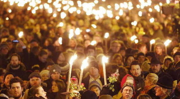 Copenaghen, una marea umana in strada: migliaia in piazza per le vittime di sabato
