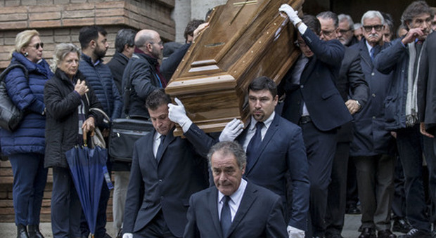 Titta Madia, folla ai funerali del penalista dei vip: da Malagò a Vanzina l'ultimo saluto al celebre avvocato