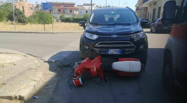 Aradeo, incidente tra auto e Vespa all'incrocio: un ferito in ospedale