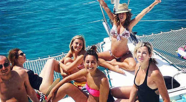 Eli Canalis incinta, in barca col mini bikini e il super-pancino
