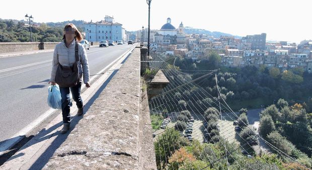 Roma, ragazzo tenta di suicidarsi dal ponte di Ariccia per amore: salvato da due poliziotti