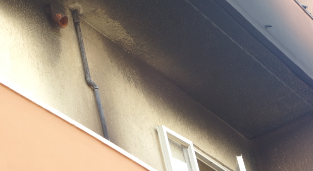 Falconara, cicca di sigaretta lanciata sul terrazzo innesca un incendio