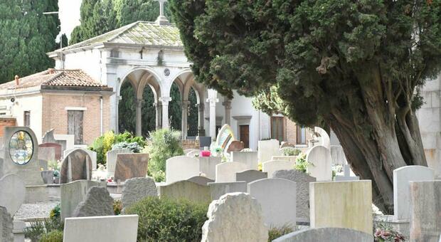 Funerali, aumentano i prezzi dei servizi funebri. Codacons: «Oggi si spendono tra i 1.900 e i 3.000 euro»