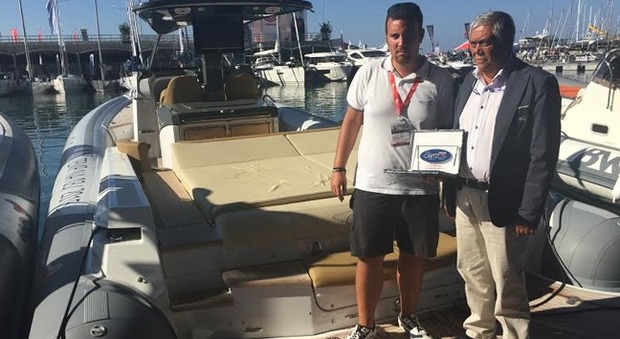 Enzo Nappo, fondatore del cantiere MV Marine premiato per il Mito 45 che è stato eletto Barca dell anno 2016 per la sezione battelli pneumatici