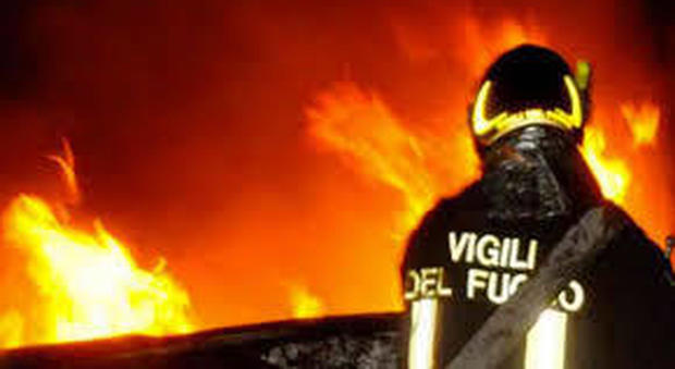 Incendio doloso in un'azienda: camion distrutto, altri due mezzi danneggiati