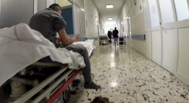 Napoli: blitz antifumo all'Ospedale del Mare, multe per duemila euro a familiari e pazienti