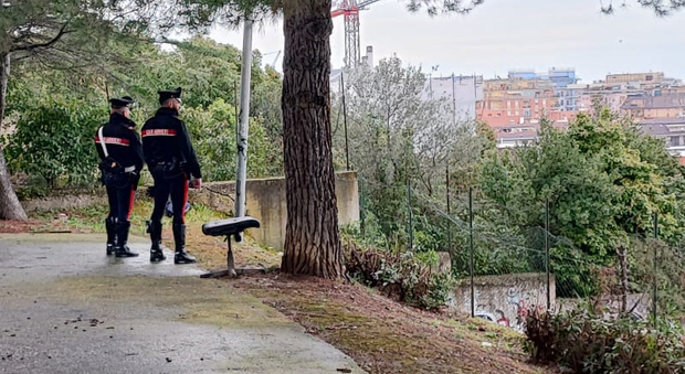 Il sopralluogo dei carabinieri sul luogo dove è stato ritrovato il cadavere
