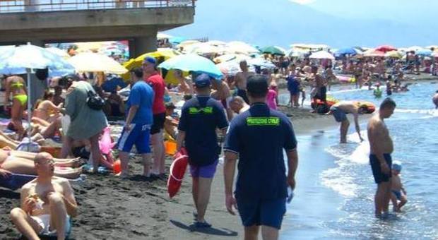 Torre del Greco. Moto d'acqua in riva al mare tra i bagnanti, due giovani multati