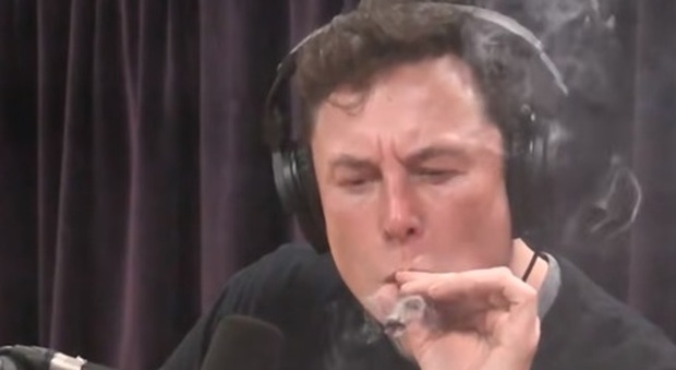 Elon Musk mentre fuma uno spinello di marijuana