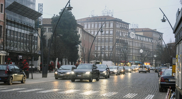 Negli ultimi giorni l’inquinamento sembra aver allentato la presa su Rovigo: così il “semaforo” del livello di allerta dal rosso è tornato al verde, facendo cadere le limitazioni.