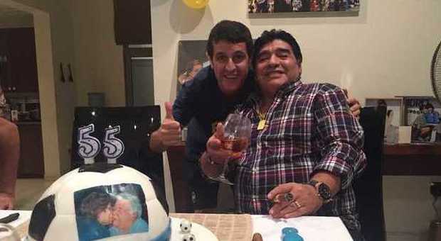Maradona brinda ai 55 anni con la fidanzata e l'amico napoletano a Dubai | Foto: il pallone coi genitori defunti