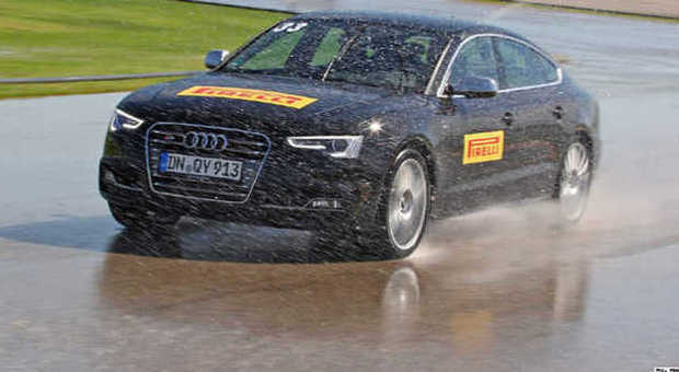 Un'Audi impegnata sulla pista di Valencia con le nuove coperture Pirelli P7 Cinturato