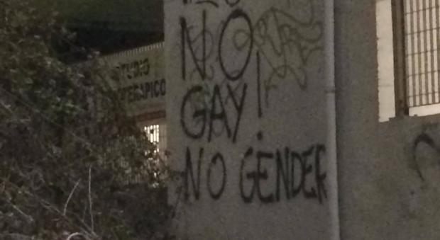 Roma, scritta omofoba alla stazione Giustiniana. Gay Center: «Dedicare il muro a lotta alla discriminazione»