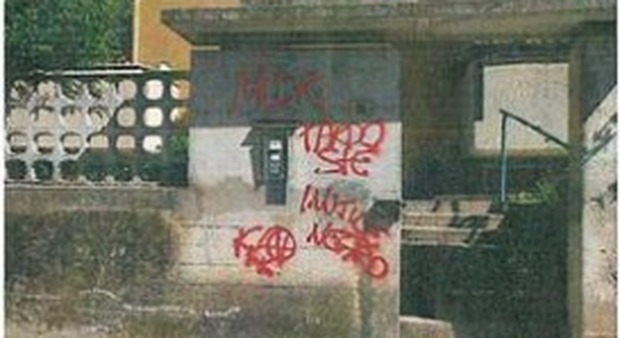 VIA CAPPUCCINI Identificato l'autore delle scritte xenofobe sul muro di un'abitazione in via Cappuccini