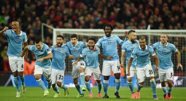 A Wembley i giocatori del Manchester City festeggiano la vittoria della Coppa di Lega contro il Liverpool ai rigori