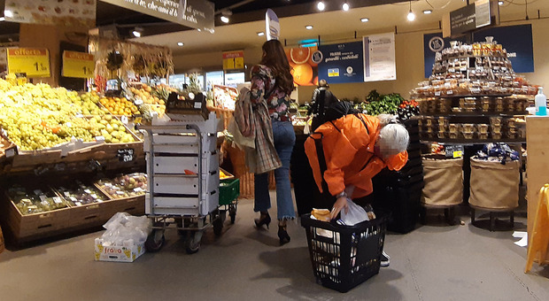 Napoli, nuovo assalto ai supermercati: torna la paura del lockdown