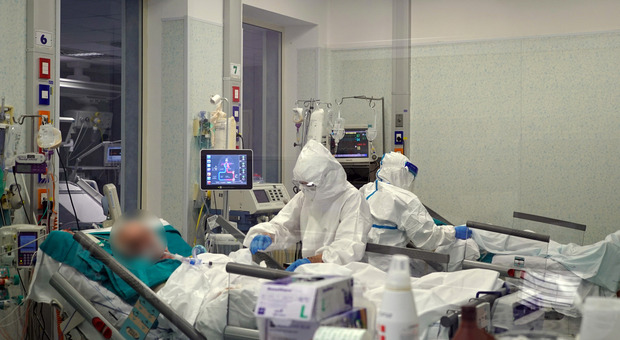 Coronavirus, assalto all'ospedale Al Santa Maria pazienti contagiati in attesa al pronto soccorso