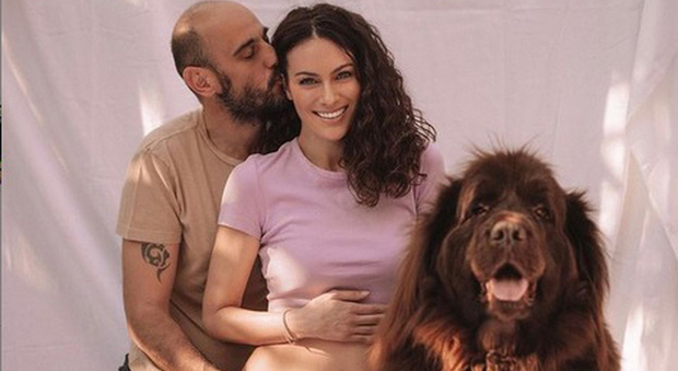Chiara Turani incinta e il marito Riccardo Serpella (Instagram)