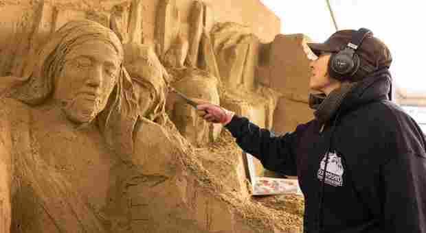 Artisti al lavoro per la creazione delle sculture in sabbia