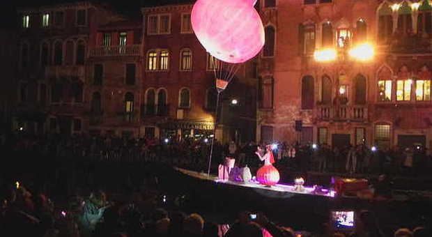 Il Carnevale apre sull'acqua tra mongolfiere e figure galleggianti