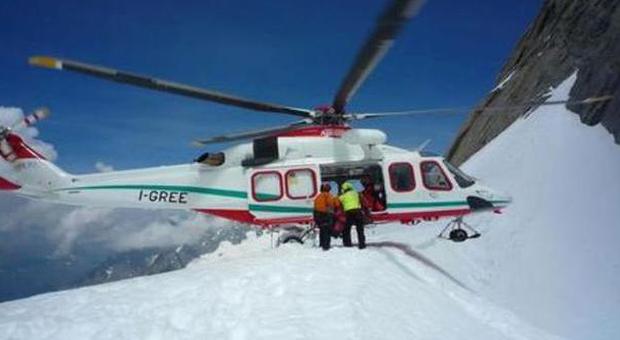 Monte Bianco, alpinista precipita e muore a quota 3.800, in salvo il compagno