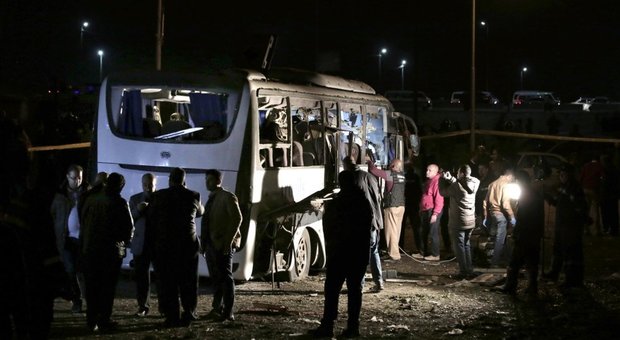 Bomba contro un bur di turisti al Cairo: polizia uccide 40 militanti