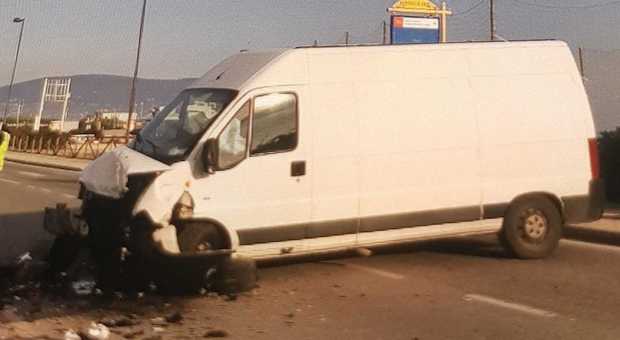 Porto Recanati, frontale tra un'auto ed un furgone: un ragazzo all'ospedale
