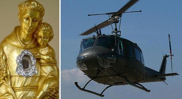 Il busto del Santo con la reliquia delle sue ceneri vola su un elicottero dell'Esercito AB 205