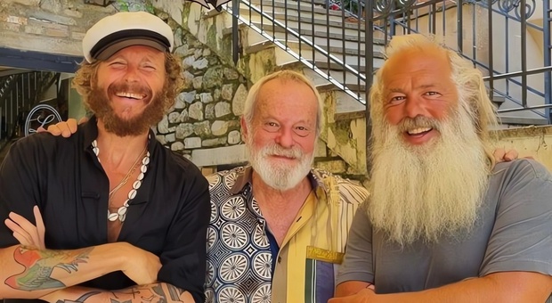 Jovanotti con Terry Gilliam e Rick Rubin insieme per un aperitivo nel giardino della Locanda del Capitano di Montone. Foto dal profilo Instagram "lorenzojova"