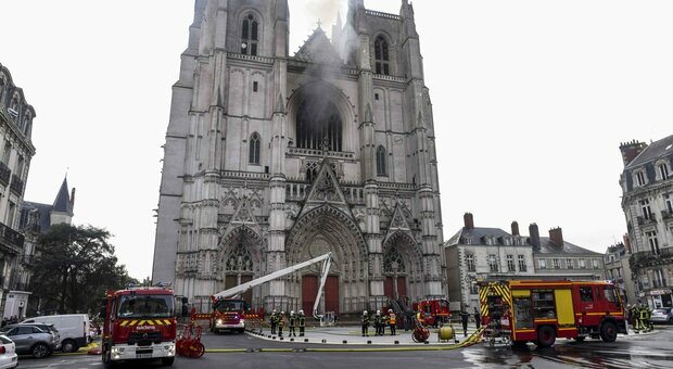 Nantes, incendio alla cattedrale. Confessa il volontario ruandese: «Avevo difficoltà con il permesso di soggiorno»
