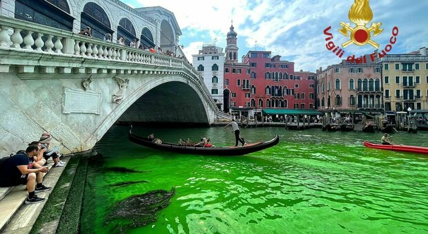 Venezia, l'acqua del Canal Grande diventa verde fosforescente. Cosa è successo?