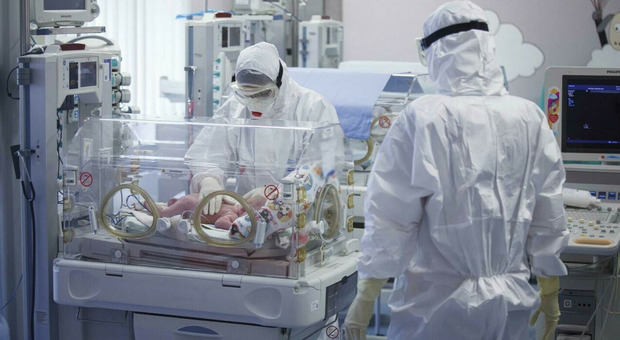 Donna con cuore a destra partorisce a Salerno: l'intervento straordinario su una mamma affetta dalla Sindrome di Kartagener