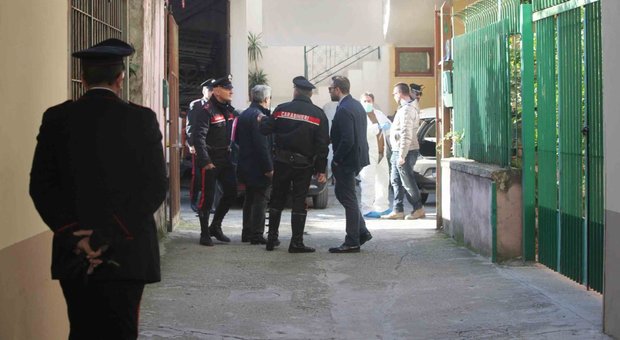 Napoli, tenta di uccidere il nuovo compagno dell'ex davanti alla figlia di 4 anni: arrestato