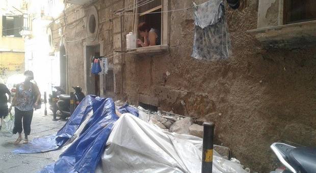 Napoli, amianto ai Quartieri spagnoli in strada da mesi: «Intervenite»