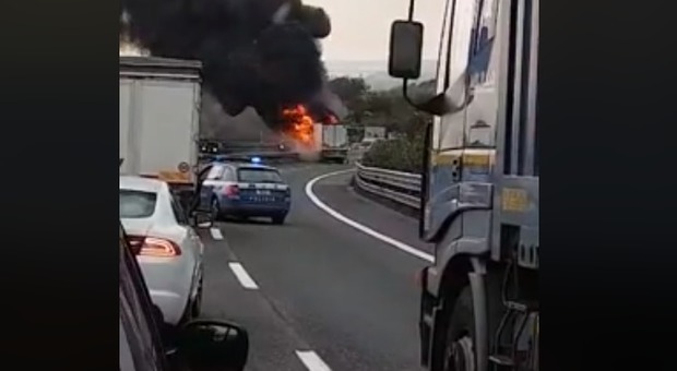 Camion prende fuoco in A14: chiusura temporanea tra Pescara Sud e Pescara Ovest in direzione Ancona. Lunghe code