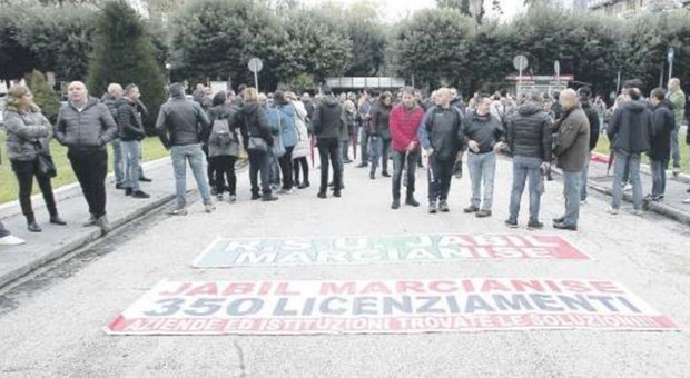 Jabil torna in piazza a Caserta: «Silenzi sui progetti, traditi i lavoratori»